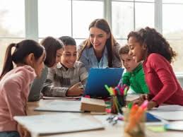 Membedah Struktur dan Fungsi Present Continuous Tense dalam Bahasa Inggris